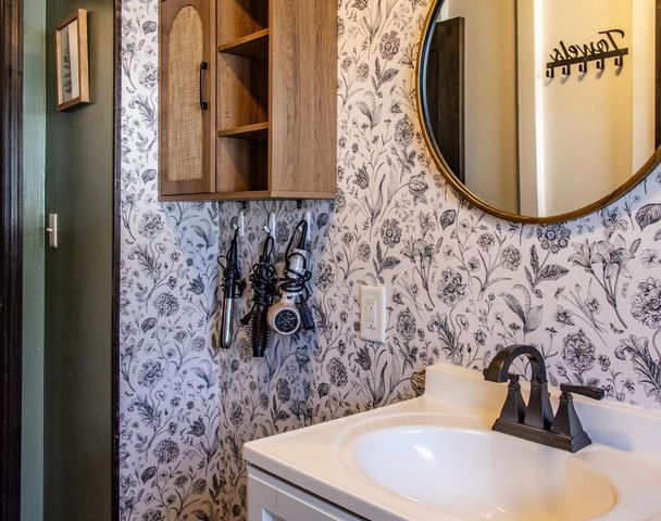 329 E GREEN BAY STREET, Pulaski, WI 54162