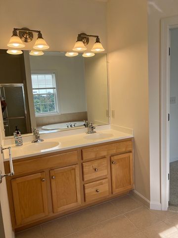 132 Clocktower Dr 312, Waltham, MA 02452