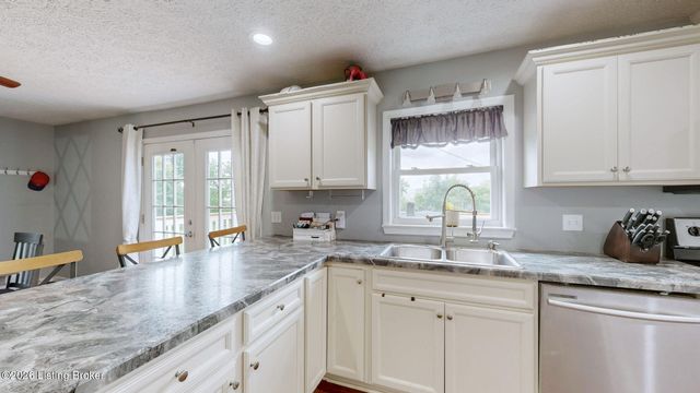 253 Country Manor Ln, Shepherdsville, KY 40165