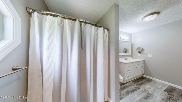 253 Country Manor Ln, Shepherdsville, KY 40165