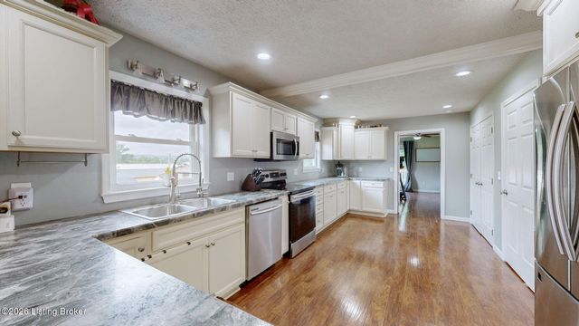 253 Country Manor Ln, Shepherdsville, KY 40165