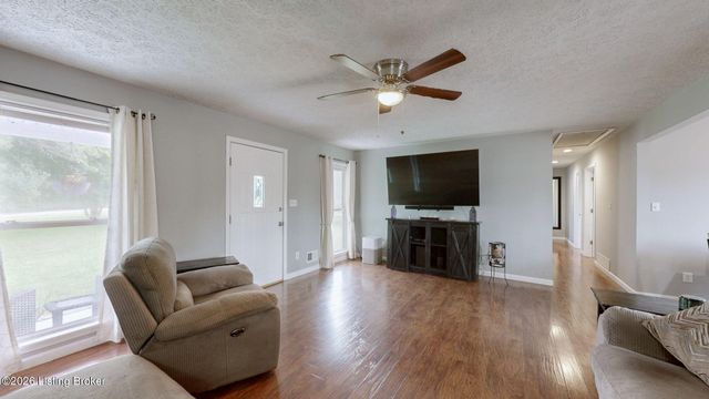 253 Country Manor Ln, Shepherdsville, KY 40165