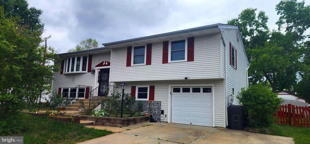2716 PINEWOOD DR, Waldorf, MD 20601