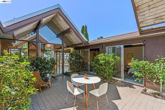 8077 Shay Dr, Oakland, CA 94605