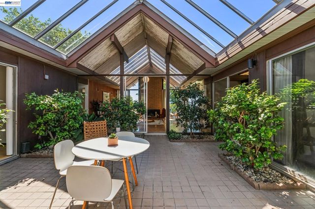 8077 Shay Dr, Oakland, CA 94605