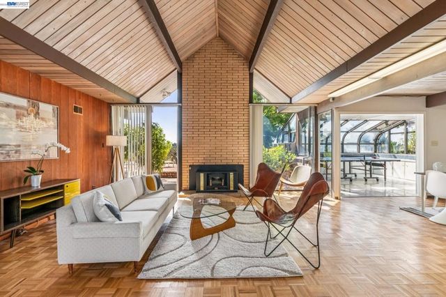 8077 Shay Dr, Oakland, CA 94605