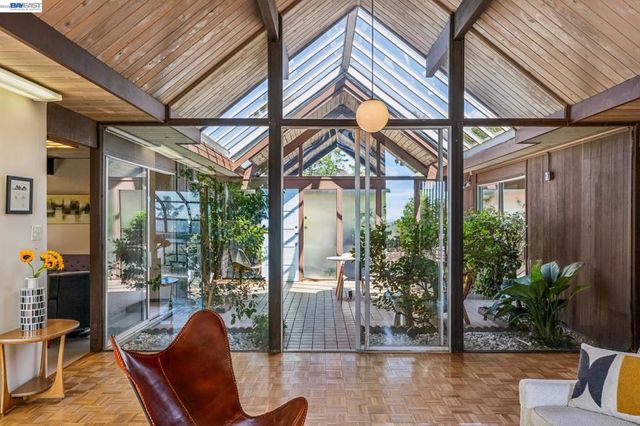 8077 Shay Dr, Oakland, CA 94605