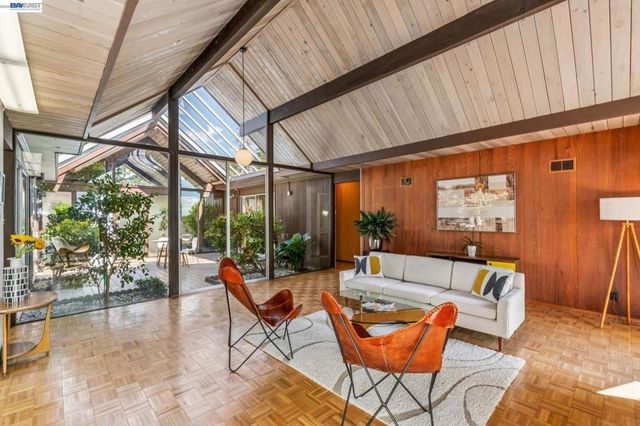 8077 Shay Dr, Oakland, CA 94605