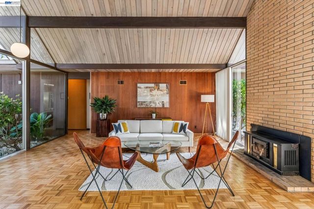 8077 Shay Dr, Oakland, CA 94605