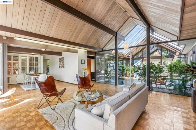 8077 Shay Dr, Oakland, CA 94605