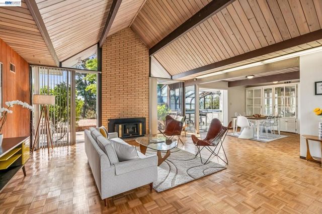 8077 Shay Dr, Oakland, CA 94605