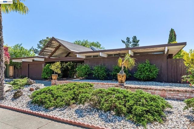 8077 Shay Dr, Oakland, CA 94605