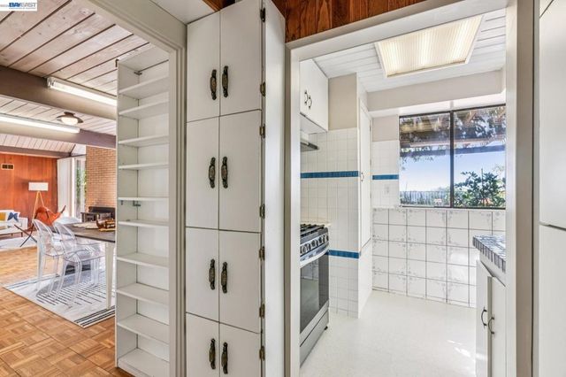 8077 Shay Dr, Oakland, CA 94605