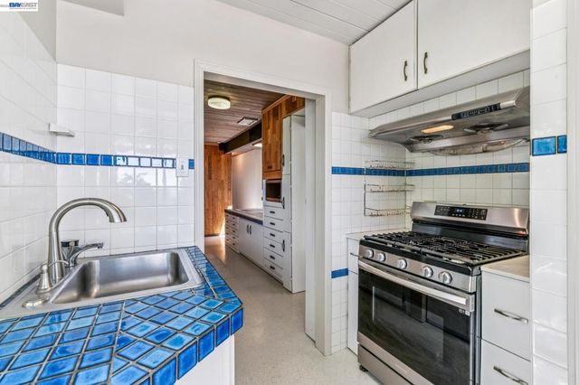 8077 Shay Dr, Oakland, CA 94605