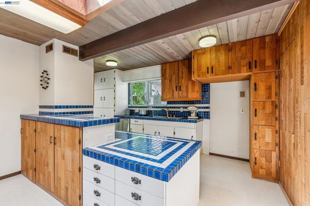 8077 Shay Dr, Oakland, CA 94605