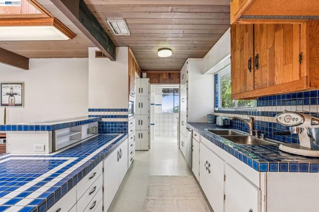 8077 Shay Dr, Oakland, CA 94605