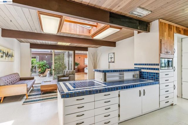 8077 Shay Dr, Oakland, CA 94605