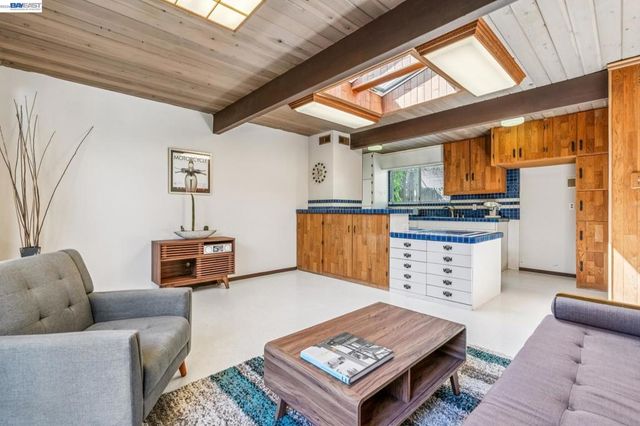 8077 Shay Dr, Oakland, CA 94605