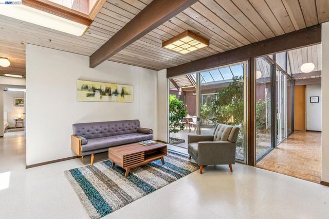 8077 Shay Dr, Oakland, CA 94605