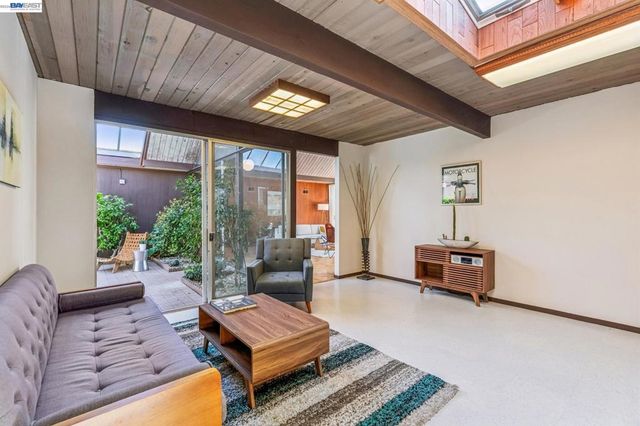 8077 Shay Dr, Oakland, CA 94605