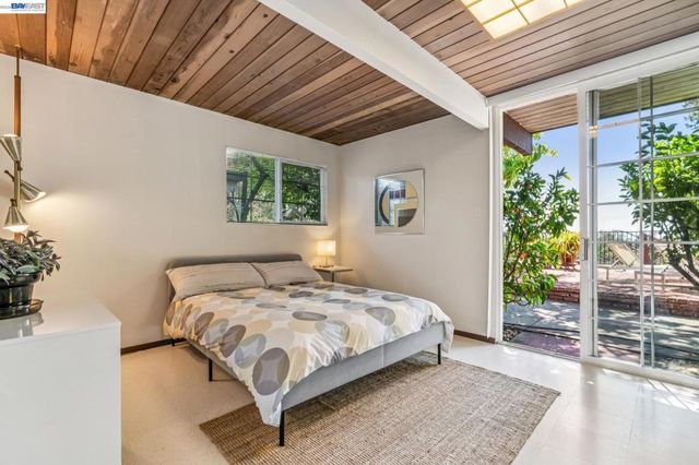 8077 Shay Dr, Oakland, CA 94605