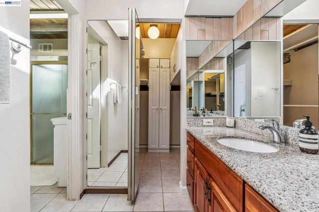 8077 Shay Dr, Oakland, CA 94605