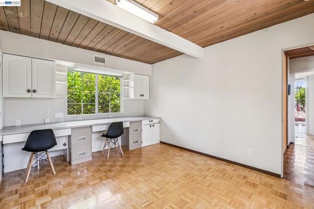 8077 Shay Dr, Oakland, CA 94605