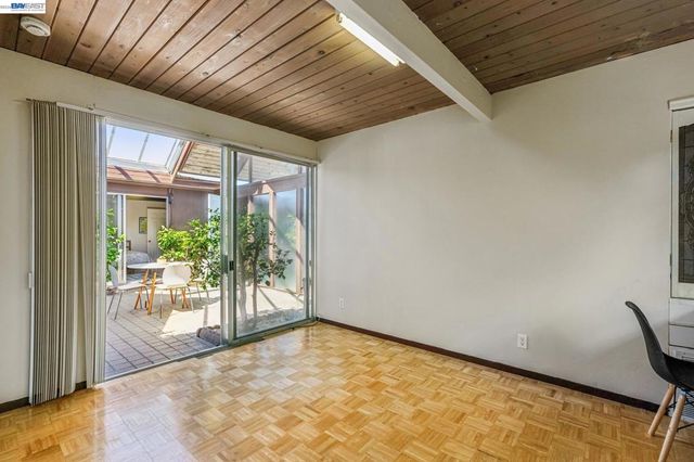 8077 Shay Dr, Oakland, CA 94605