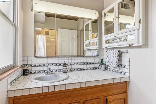 8077 Shay Dr, Oakland, CA 94605