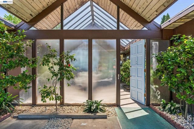 8077 Shay Dr, Oakland, CA 94605