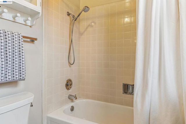 8077 Shay Dr, Oakland, CA 94605