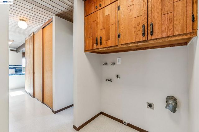 8077 Shay Dr, Oakland, CA 94605