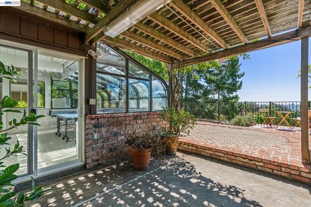 8077 Shay Dr, Oakland, CA 94605