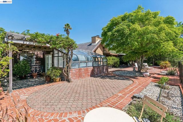 8077 Shay Dr, Oakland, CA 94605