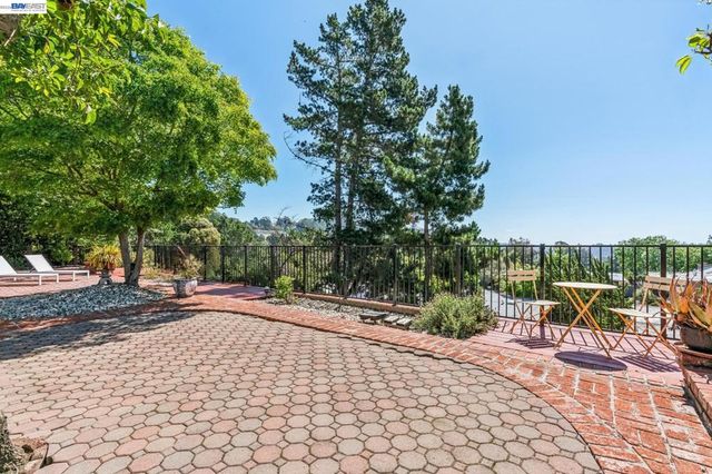 8077 Shay Dr, Oakland, CA 94605