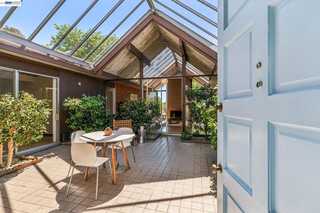 8077 Shay Dr, Oakland, CA 94605