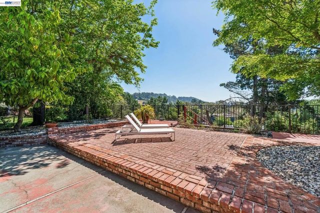 8077 Shay Dr, Oakland, CA 94605