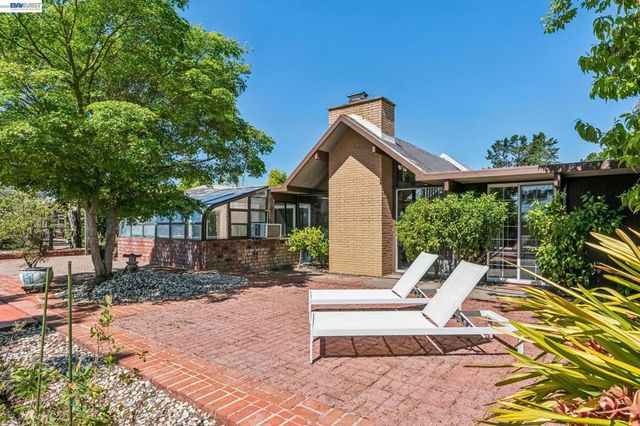 8077 Shay Dr, Oakland, CA 94605