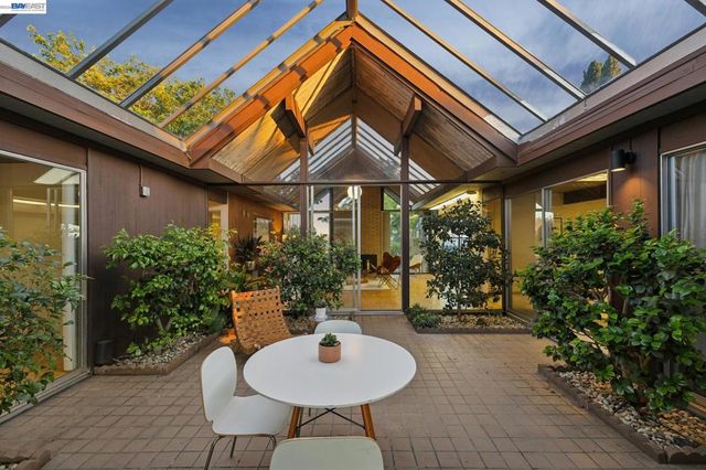 8077 Shay Dr, Oakland, CA 94605