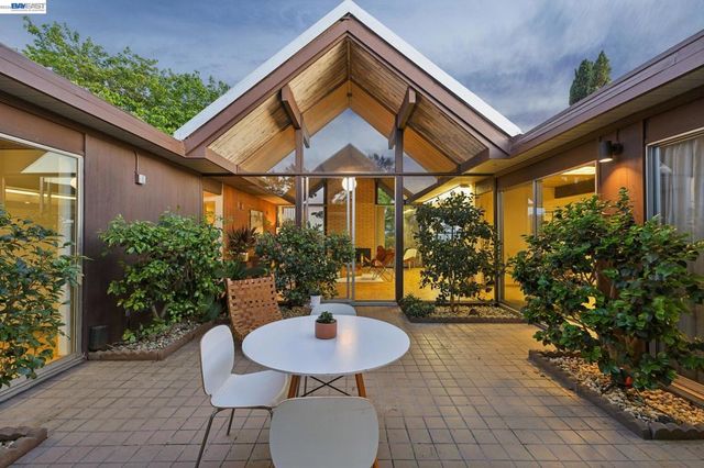 8077 Shay Dr, Oakland, CA 94605