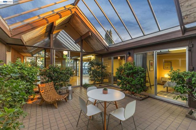 8077 Shay Dr, Oakland, CA 94605