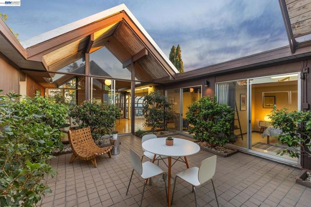 8077 Shay Dr, Oakland, CA 94605