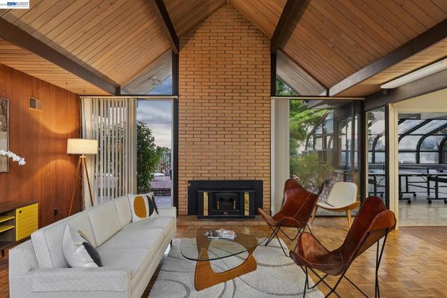 8077 Shay Dr, Oakland, CA 94605