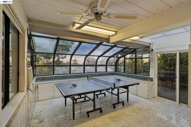 8077 Shay Dr, Oakland, CA 94605