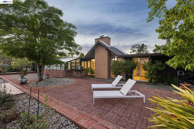 8077 Shay Dr, Oakland, CA 94605