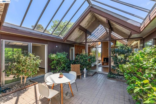 8077 Shay Dr, Oakland, CA 94605