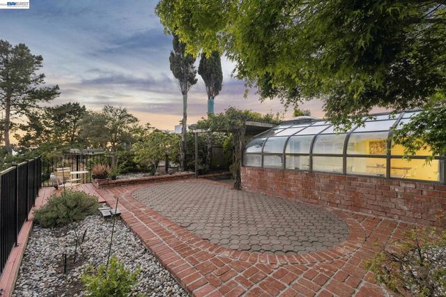 8077 Shay Dr, Oakland, CA 94605