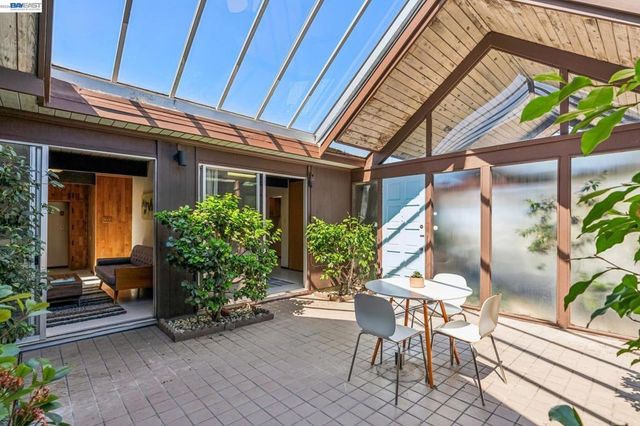 8077 Shay Dr, Oakland, CA 94605