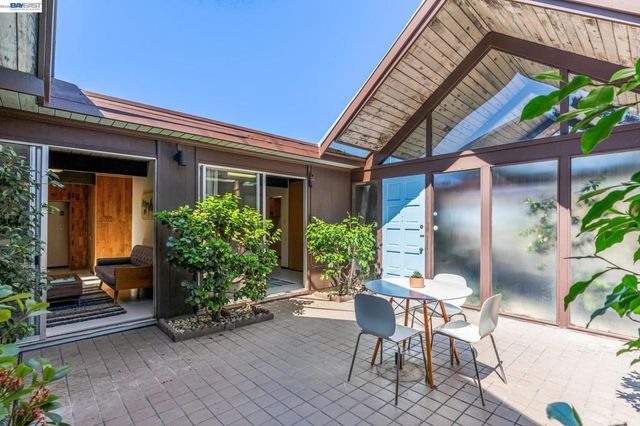 8077 Shay Dr, Oakland, CA 94605