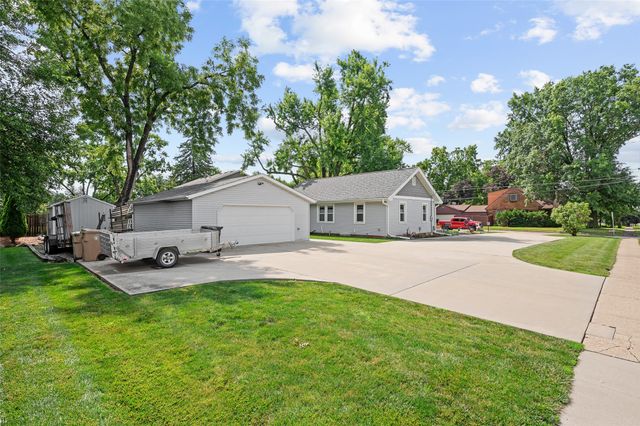 7119 Maryland Drive, Urbandale, IA 50322